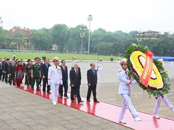 Pimpinan Partai dan Negara masuk mousolium untuk berziarah kepada Presiden Ho Chi Minh - ảnh 1